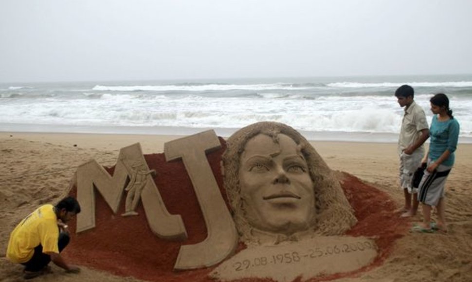 M.Jacksono gerbėjų sukurta smėlio skulptūra