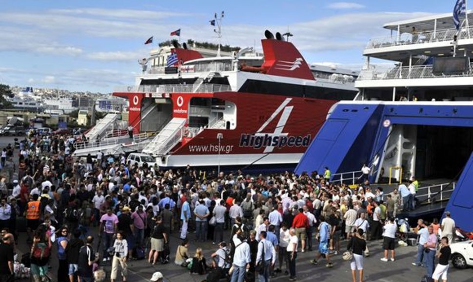 Pirėjo uoste „įstrigo“ tūkstančiai turistų.
