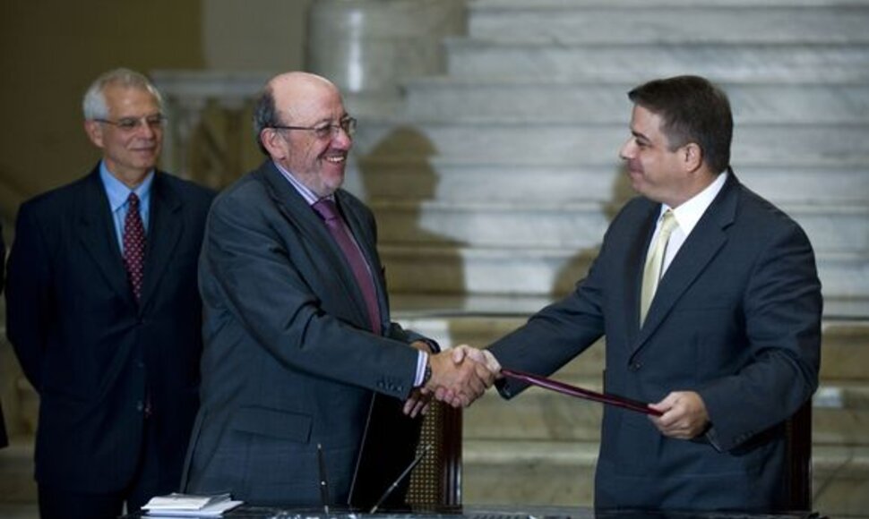 ES plėtros komisaras Louisas Michelis (viduryje) ir Kubos užsienio reikalų ministras Felipe Perezas Roque`as (dešinėje)