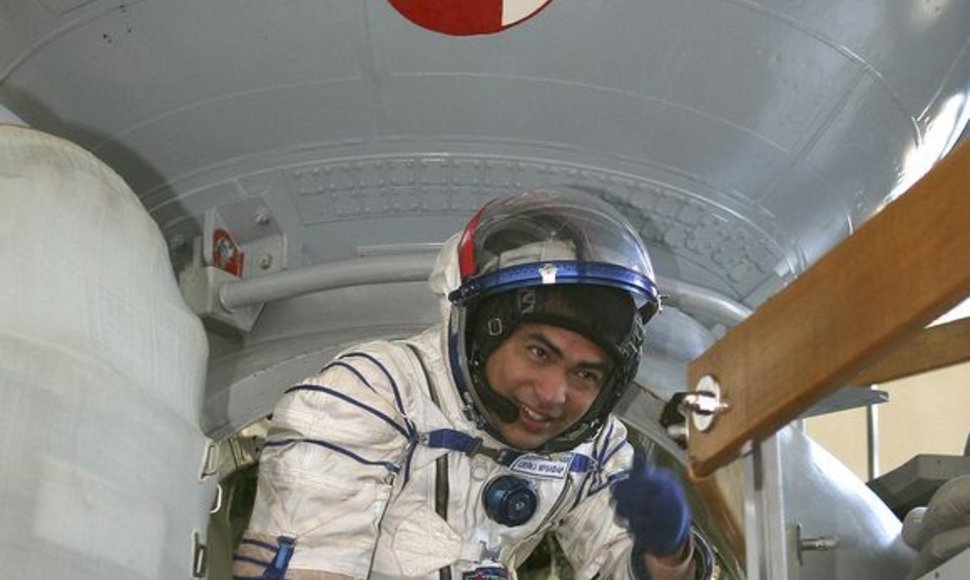 Astronautas lipa iš kapsulės