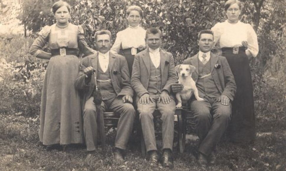 Pagrindinė kostiumo linija susiformuoja iki 1908-1910 m.: balta palaidinė ir tamsus į apačią platėjantis sijonas.