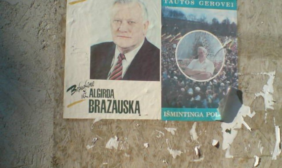 Ant Liejyklos gatvėje esančio pastato sienos pakabintas senas plakatas su A.M.Brazausko atvaizdu.