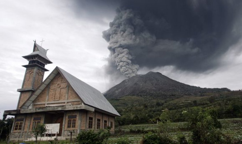 Po didžiulės pertraukos Sinabongo ugnikalnis pirmadienį išsiveržė antrą kartą.