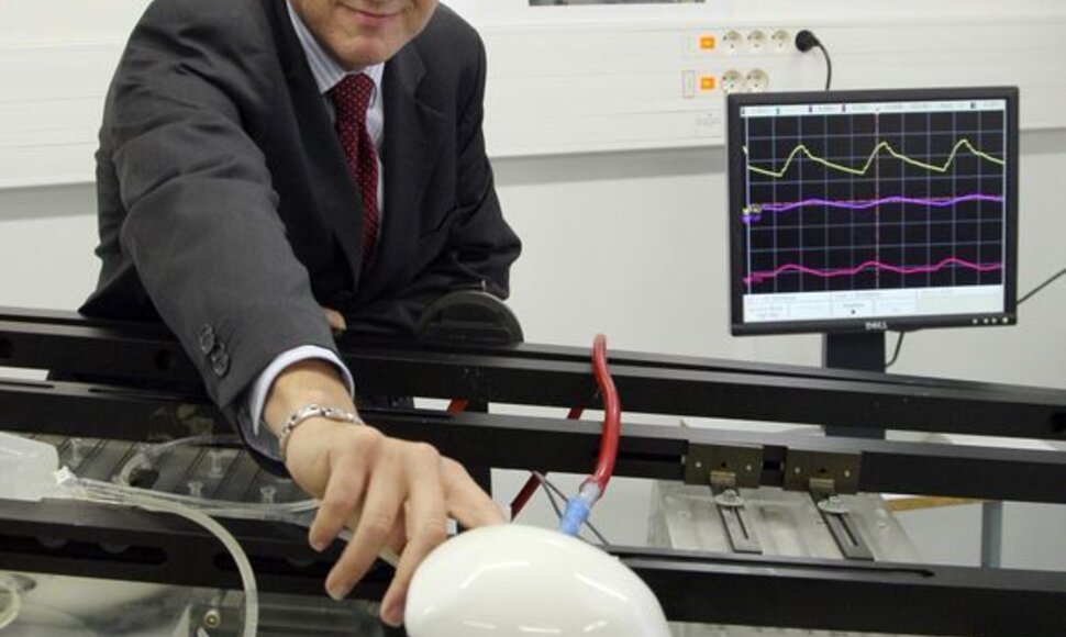 Kompanijos „Carmat“ vadovas Patrickas Coulombieras stovi prie naujojo žmogaus širdies prototipo.