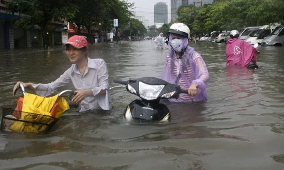 Hanojaus (Vietnamas) gatvės virto upėmis.