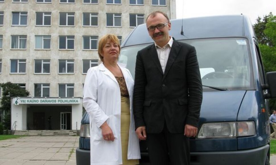 Dainavos poliklinikos medikai šiuo autobusiuku kiekvieną rytą išvyksta į paskaitas bei užsiėmimus pas vaikus, paauglius bei senjorus. Nuotraukoje Dainavos poliklinikos direktorius Giedrius Andziukevičius bei programoje dalyvaujanti odontologė Laimutė Kapčiuvienė.