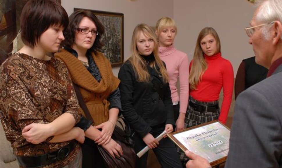 Ketvirtadienį Klaipėdos universiteto studentai rektoriui perdavė miesto gatvėse surinktus 2269 litus.