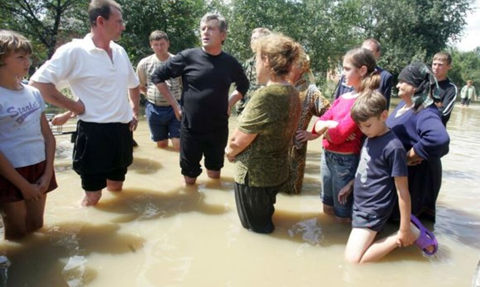 Nukentėjusiuosius ramina Ukrainos prezidentas Viktoras Juščenka