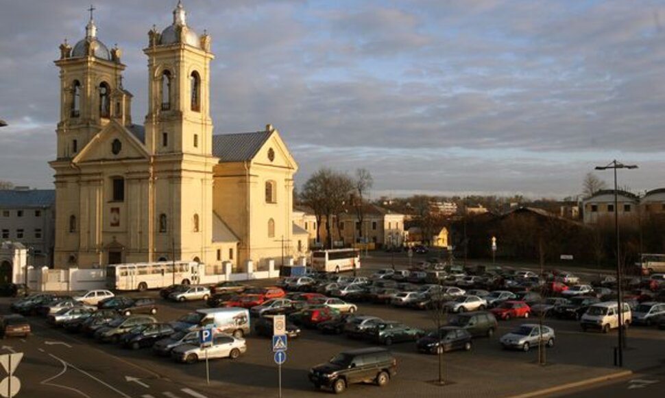 Aik&scaron;telė prie &bdquo;Akropolio&ldquo; priklauso savivaldybei. Įrengiant aik&scaron;tę buvo žadama ją naudoti įvairiems miesto renginiams, mugėms. 