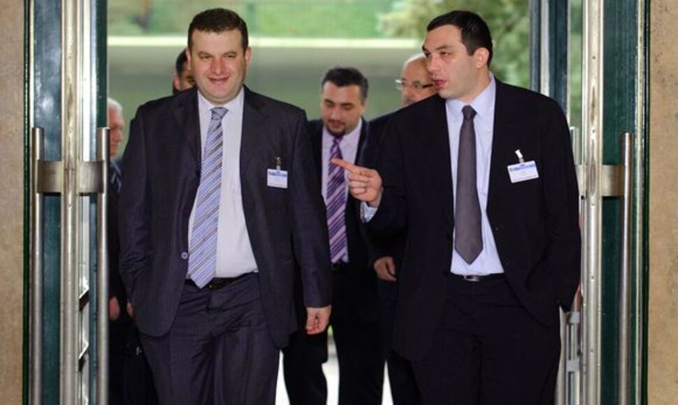 Politikai atvyksta į derybas