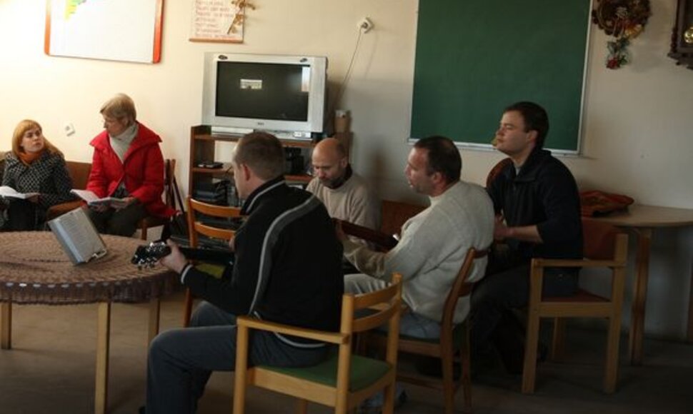 Reabilitacijos centre pokalbiams apie kasdienybės rūpesčius, dvasinio tobulėjimo dalykus centro gyventojai renkasi dukart per dieną – ryte ir vakare.