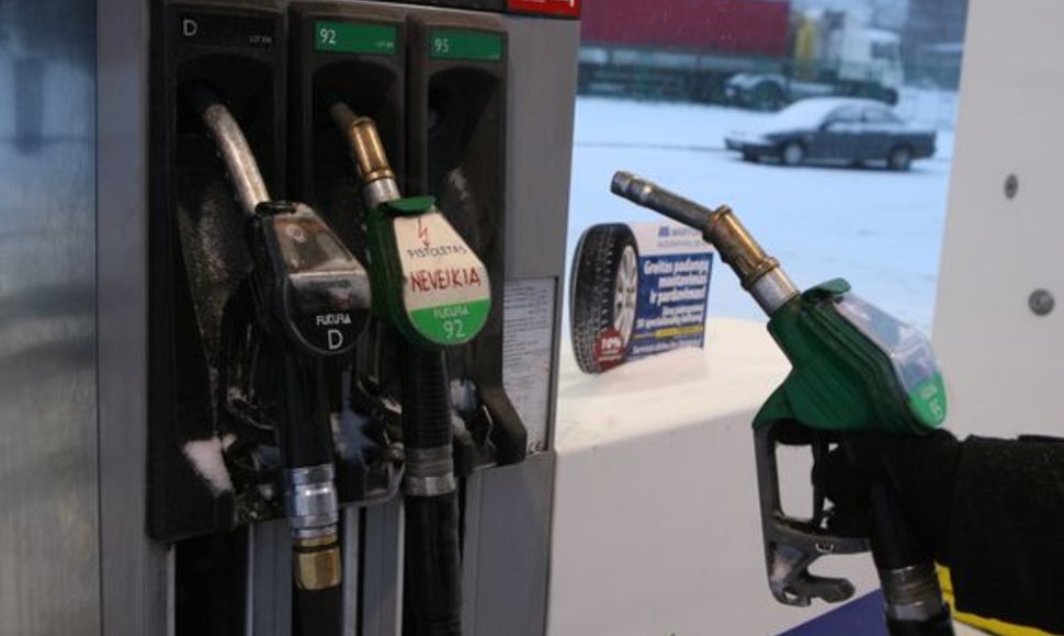 Degalinėse degalų kainai per keletą mėnesių nukritus beveik litu, vis mažiau vairuotojų renkasi nelegalius degalus, atkeliaujančius sunkvežimių bakuose iš Rusijos ir Baltarusijos.