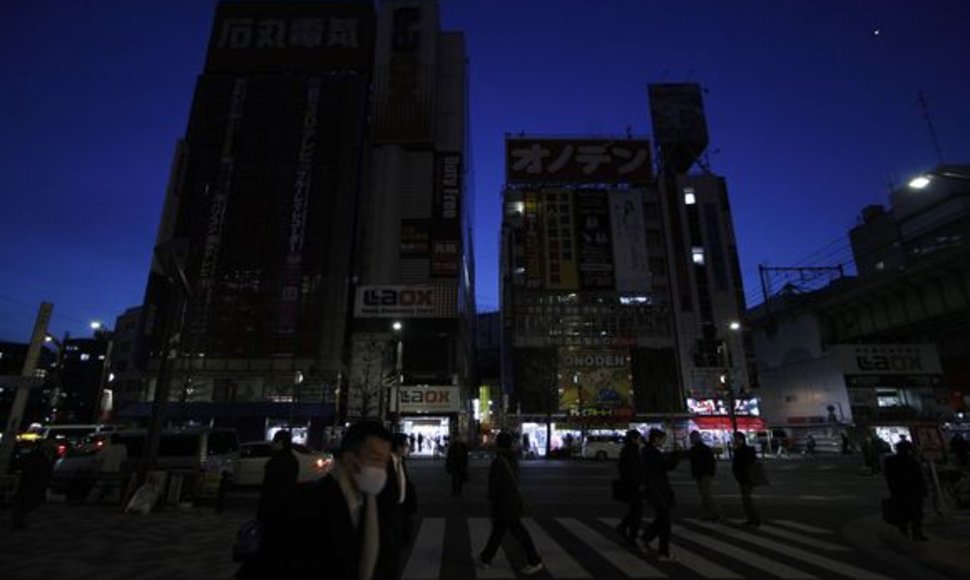 Elektrą priverstas taupyti Tokijas vakarais aptemsta: nedega nei šviesos, nei neoninės iškabos.