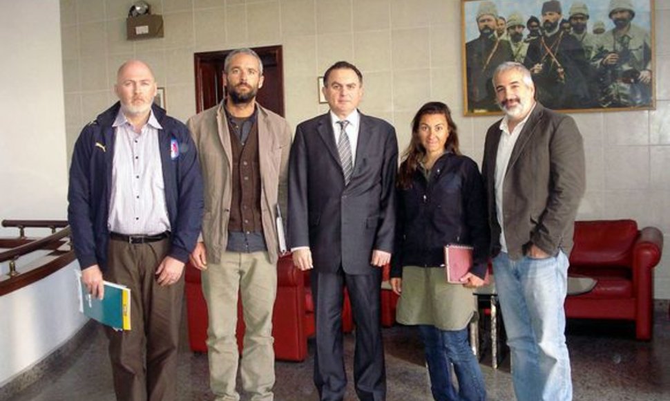 Iš kairės į dešinę: žurnalistai Stephenas Farrelas, Tyleris Hicksas, Turkijos ambasadorius Libijoje Leventas Sahinkaya, Lyndsey Addario ir Anthony Shadidas