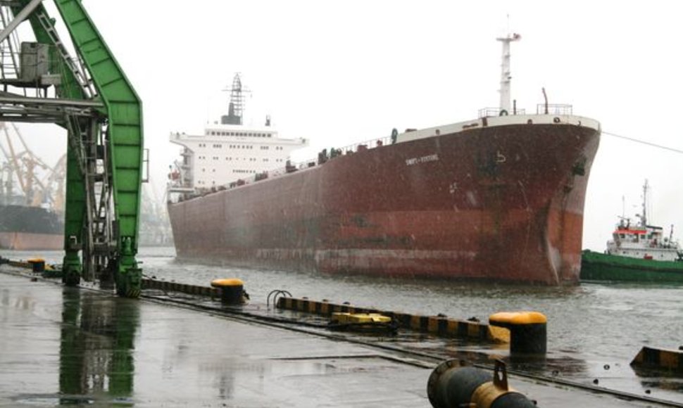 32 metrų pločio ir 242 metrų ilgio laivas „Swift-Fortune“yra ilgiausias laivas, pakrautas prie KLASCO krantinių.