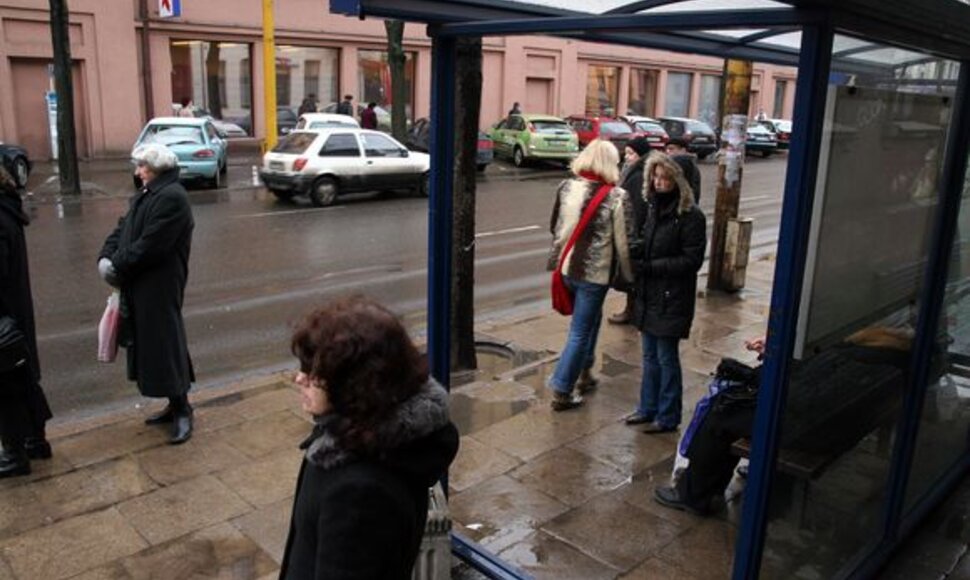 Atokesnės vietos ypač masina vandalus, tačiau ne išimtis ir miesto centre esančios viešojo transporto stotelės.