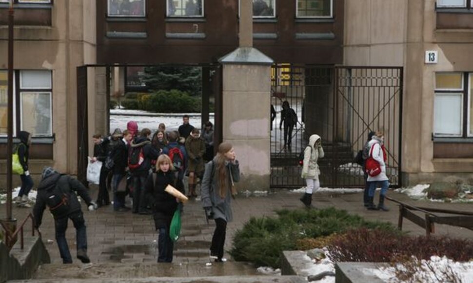Neturėdama kur iškeldinti vaikų iš „Gabijos“ ir „Žvėryno“ gimnazijų, Vilniaus valdžia jau daugiau nei 5-erius metus pažeidinėja įstatymus, leisdama mokykloms formuoti pradinukų klases.