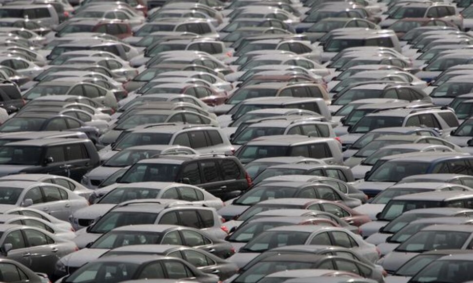 Automobilių gamintojai ieško būdų išgyventi.