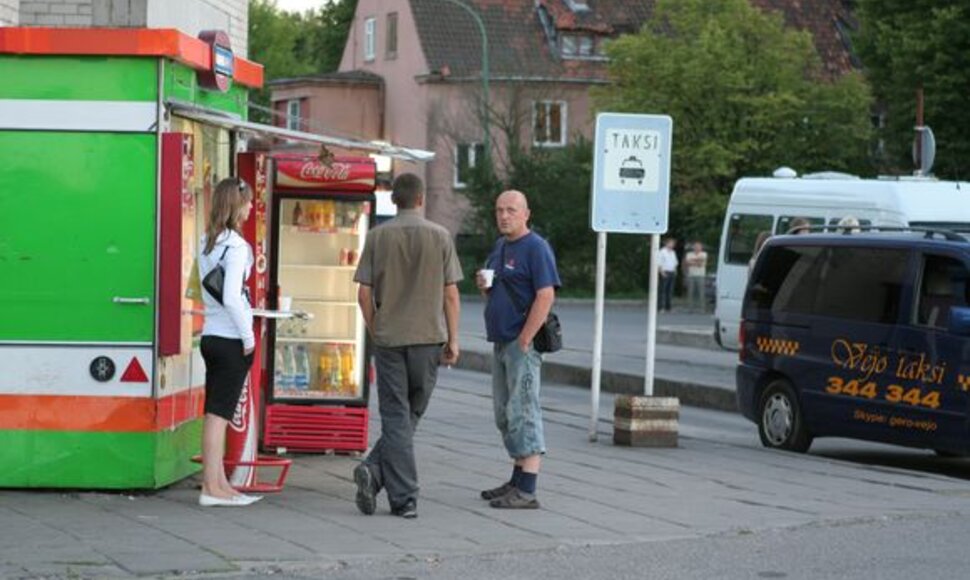 Temstant prie greitų užkandžių kioskelių ima driektis eilės.