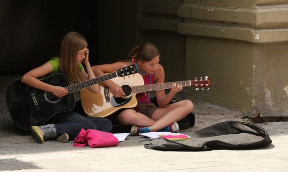 Muzikuojantys jaunuoliai Pilies gatvę yra pasiskirstę teritorijomis.
