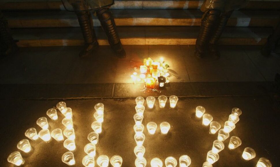 Protestai atsinaujino tik vakare, dieną žuvusio jaunuolio graikai gedėjo taikiai.