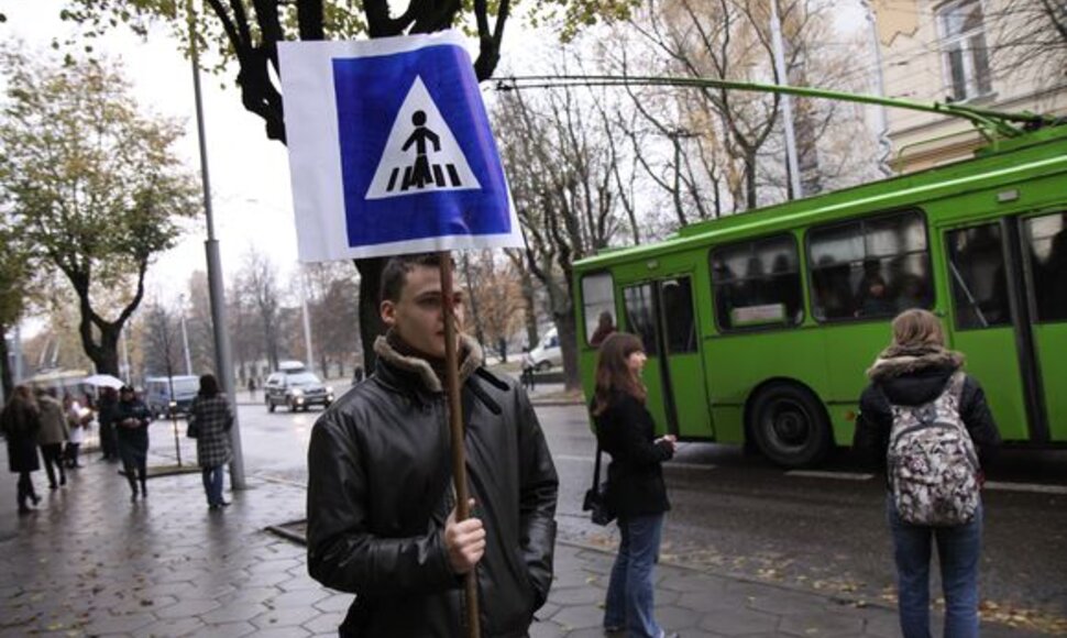Prie VDU bus įrengta reguliuojama pėsčiųjų perėja.