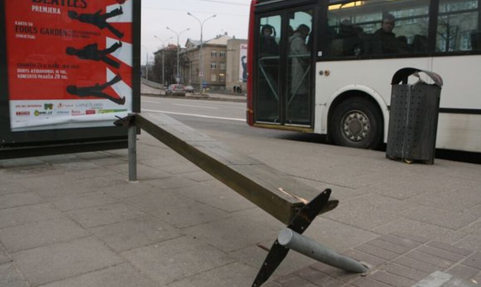 Tilto stotelėje sulaužytas suoliukas stovi ir remonto nesulaukia jau pusantro mėnesio.