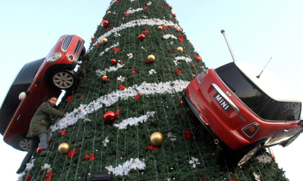 Eglutė papuošta „Mini Cooper“ automobiliais