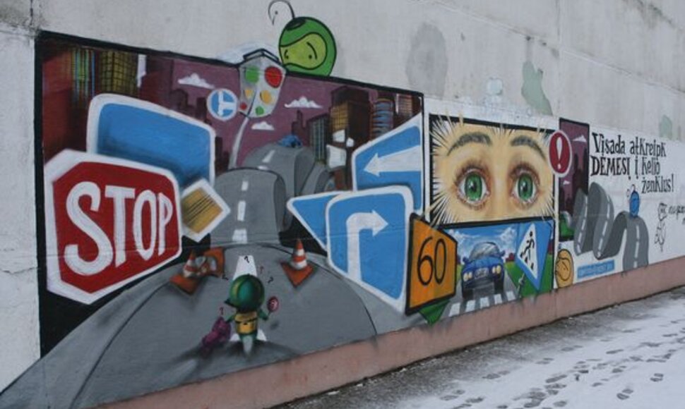 Spalvingais grafitais i&scaron;pie&scaron;tos sostinės darželių sienos, vaikus informuos apie saugų eismą.
