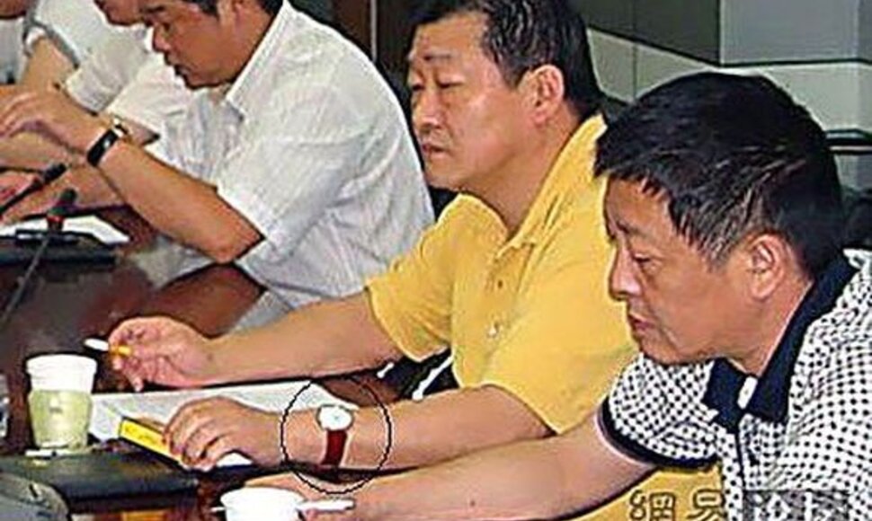 Ant Zhou Jiugeng rankos – prabangus laikrodis,