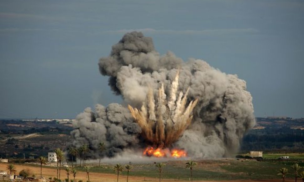 Izraelis toliau atakuoja Gazos ruožą.