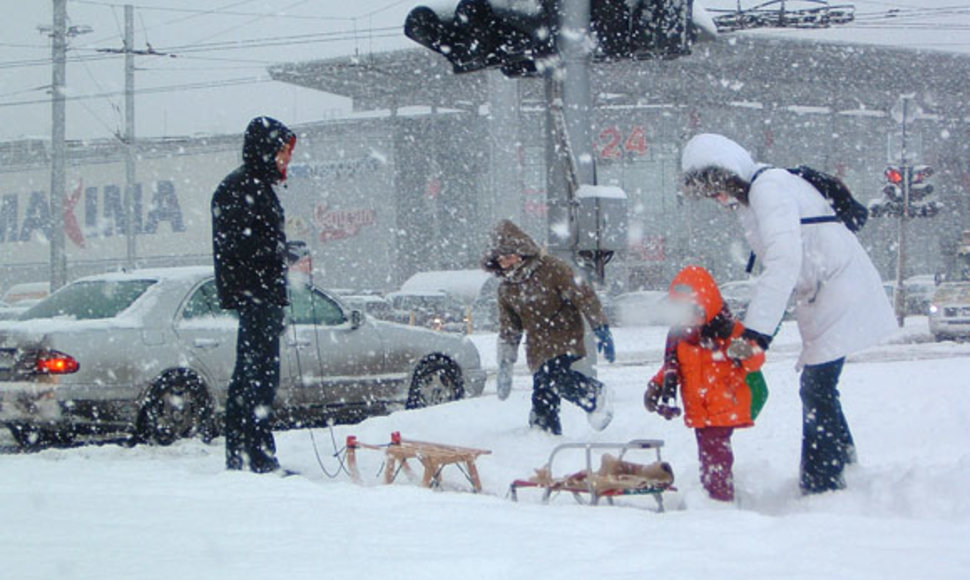 Kas sniegu džiaugiasi labiau: vaikai ar tėvai?