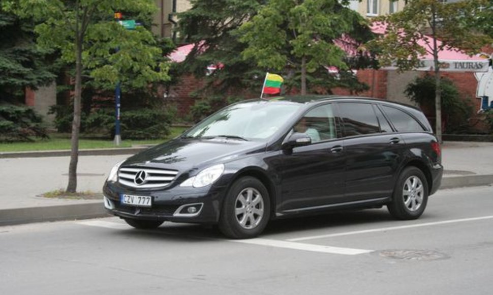 Į gatves išrieda vis daugiau trispalvėmis pasidabinusių automobilių.