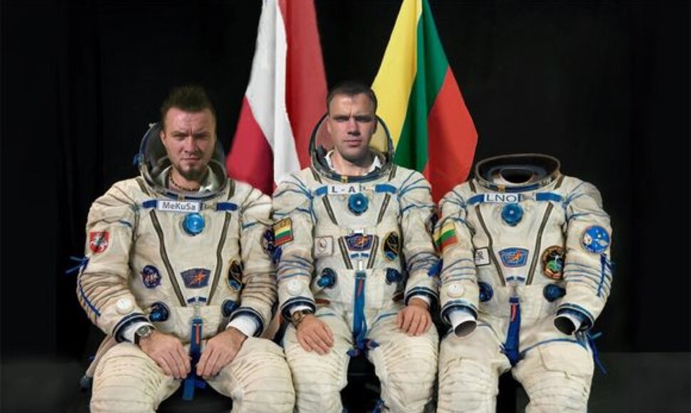Drąsūs menininkai ketina pažvelgti į „kosminio meno neištirtosios estetikos juodąsias skyles“.