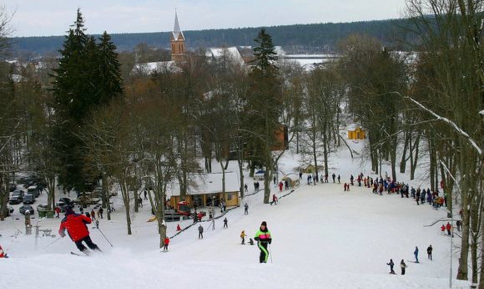 Žiemą Birštone, šalia Vytauto piliakalnio įsikūrusiose slidinėjimo trasose, žmonių netrūksta.