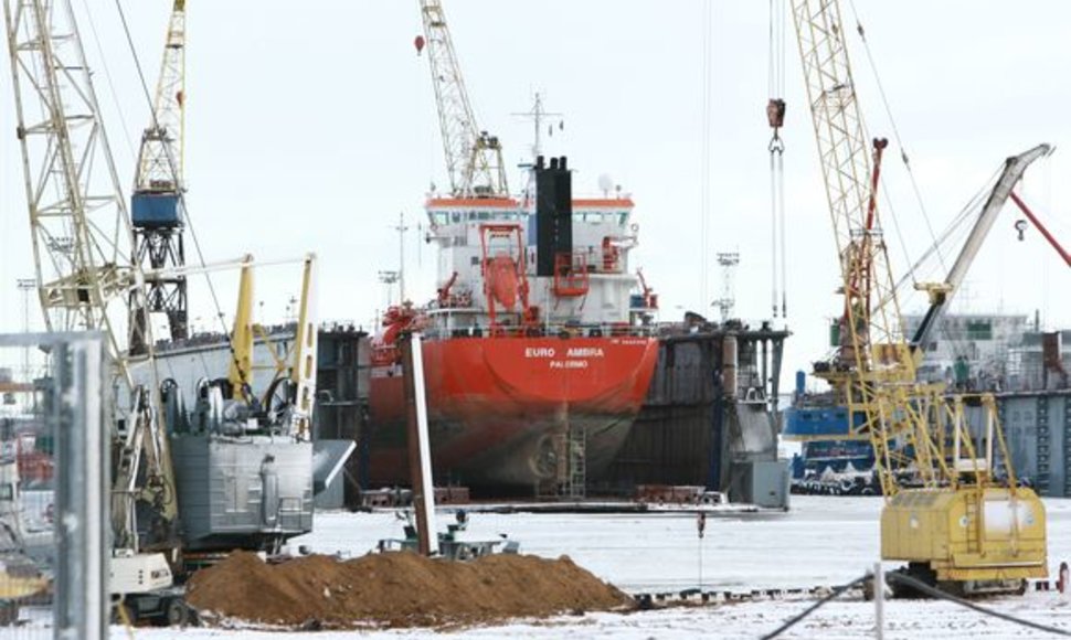 Dokuose – uosto įrenginiuose laivams remontuoti – yra susikaupę beveik 3 metrai grunto, dabar į juos įplaukti gali kur kas mažesni laivai.