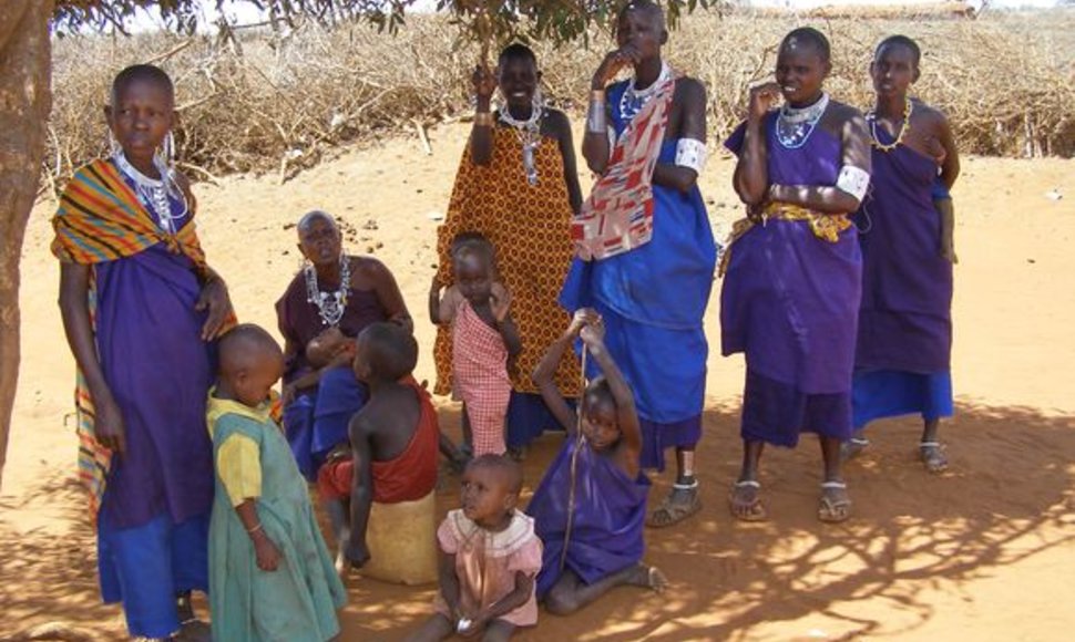 Be civilizacijos patogumų gyvenančios masaju moterys ir vaikai. Jų galvos skutamos, kad būtų išvenga utėlių ir blusų.
