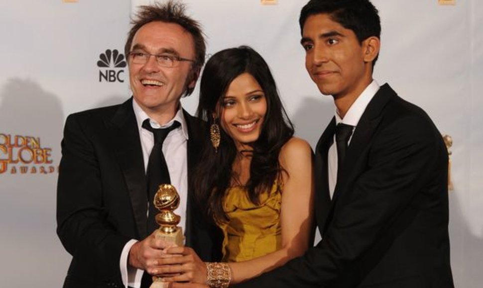 Filmo režisierius Danny Boyle'as (kairėje) su aktoriais Freida Pinto ir Devu Patelu
