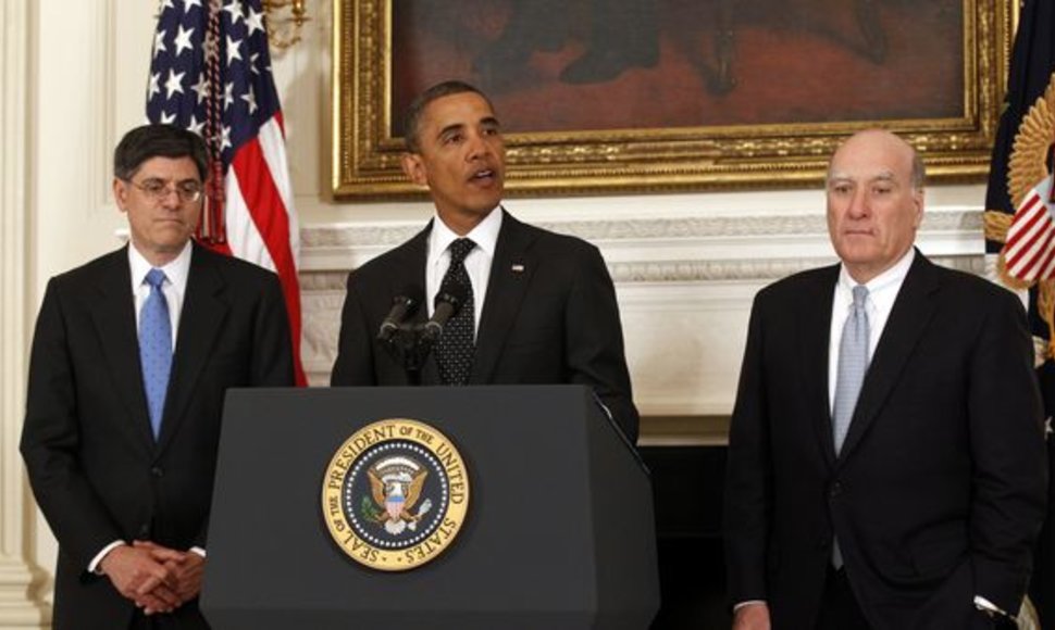 Barackas Obama (centre) pranešė, kad traukiasi jo administracijos vadovas Billas Daley (dešinėje).