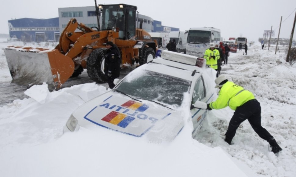 Rumunijoje sniegas automobiliuose įkalino šimtus žmonių.