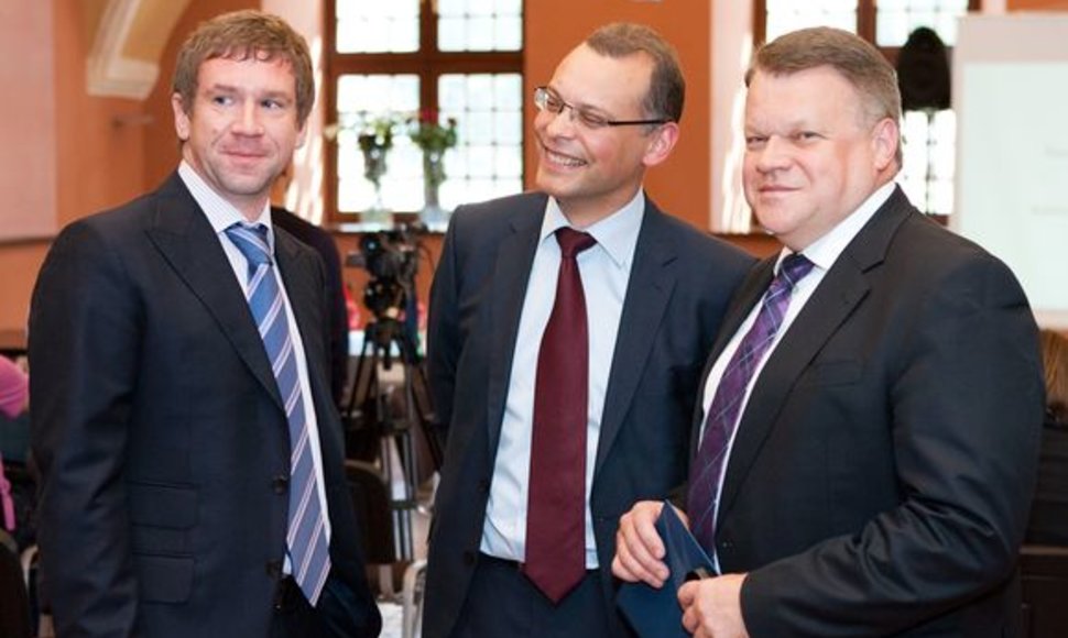 Vladimiras Antonovas (kairėje) ir Raimondas Baranauskas (dešinėje) slepiasi Londone. Andrius Barštys laukia naujų savininkų.