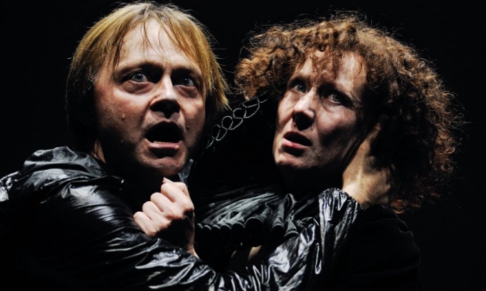 Scena iš spektaklio „Hamletas“: Darius Meškauskas ir Nelė Savičenko 
