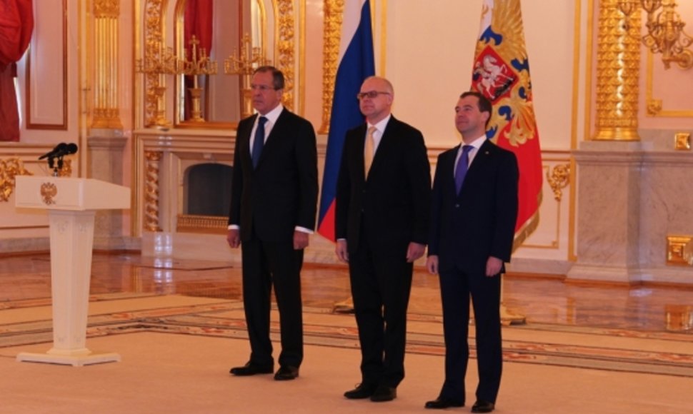 Rusijos UR ministras Sergejus Lavrovas, Lietuvos ambasadorius Rusijoje Renatas Norkus ir Rusijos prezidentas Dmitrijus Medvedevas