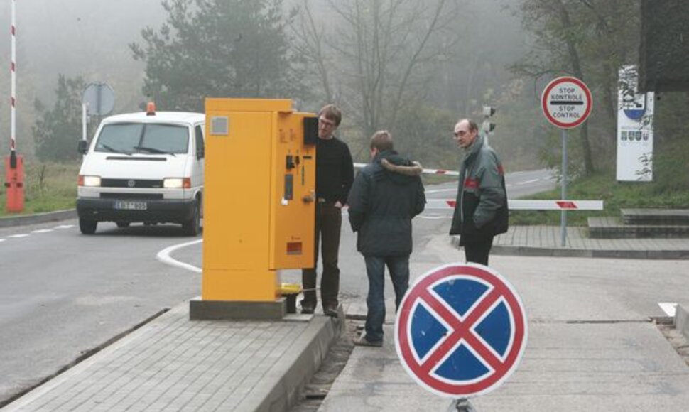 Neperskaitę naudojimosi rinkliavos automatais instrukcijos vietiniai gyventojai ir Neringos svečiai prie automatų gerokai užtrunka, dėl to nusidriekia eilės.