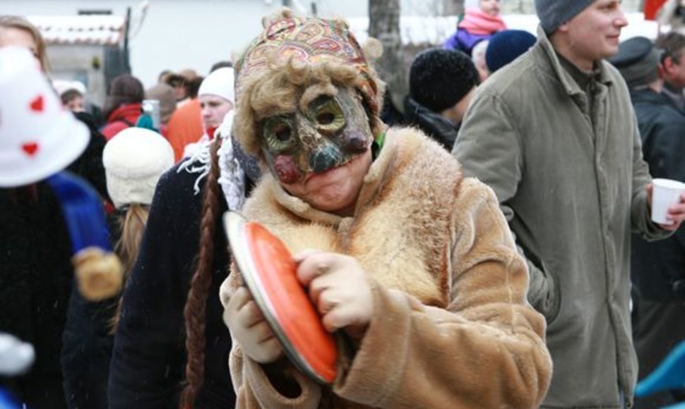 Į Užgavėnių šventę išsiruošusiems reikia nepamiršti kaukės.