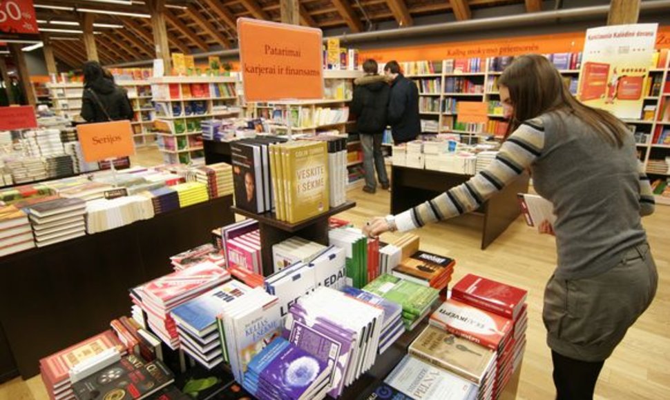 Knygynuose smarkiai sumažėjo pirkėjų. O bibliotekininkai pastebi, kad knygų mėgėjai šiemet nebe tiek traukia į knygynus, o vis dažniau užsuka į bibliotekas.