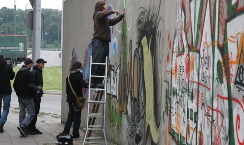  Renginyje „Gatvės ritmu“ bus galima išvysti, kaip dirba graffitus kuriantys menininkai. 