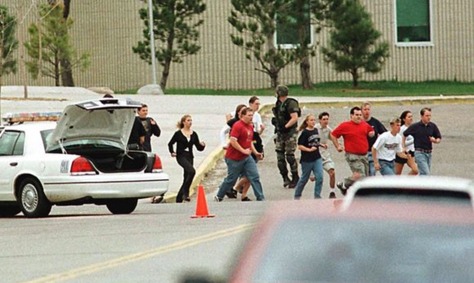1999-ųjų balandžio 20-ąją vaikai bėga iš mokyklos, kurioje du paaugliai vykdė žudynes.