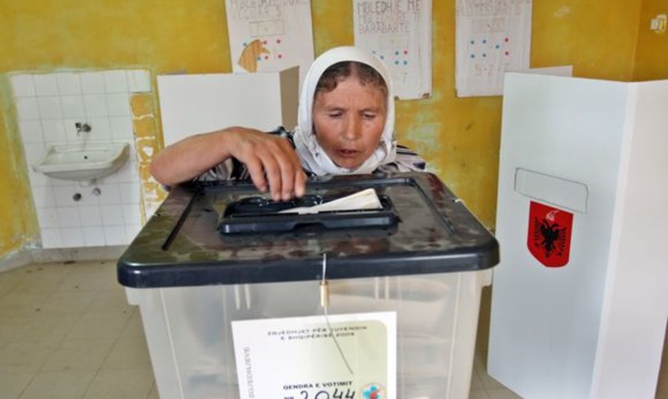 Albanė balsuoja rinkimuose.