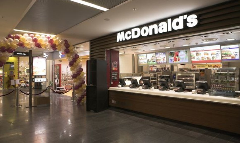 Pirmasis „McDonald‘s“ restoranas prekybos centre vakar atvėrė duris Šiaulių „Akropolyje“.